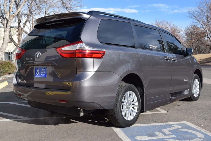 Pre-owned 2015 Toyota Sienna Xle Braunability Side Entry Passenger In 